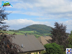 Ausblick aus dem Badezimmer auf den Wilzenberg