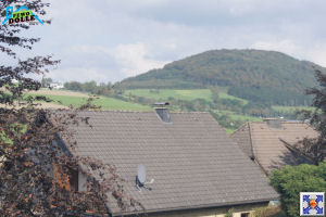 Der Ausblick aus dem Badezimmer auf den Wilzenberg in Richtung Grafschaft...